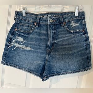 AE STRIGID RIPPED DENIM MOM SHORT